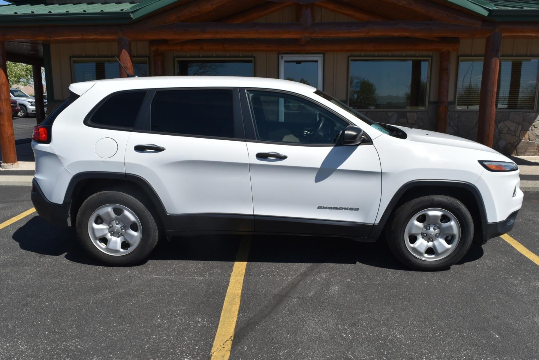 2016 White /Beige Jeep Cherokee Sport (1C4PJMAB4GW) with an 2.4L 4 Cyl Multi -Air engine, 9-Speed Automatic transmission, located at 1600 E Hwy 44, Rapid City, SD, 57703, (605) 716-7878, 44.070232, -103.171410 - Photo #4